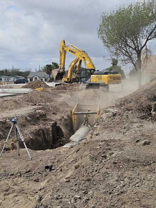 Diamond Eight Kobelco excavator — RCP pipe installation, South Texas
